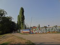 Cyklostezka podél Svratky nedaleko železničního mostu v Komárově.