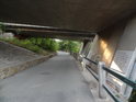 Asfaltová stezka pod dvojicí silničních mostů přes Svratku.