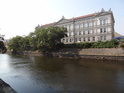 VUT Brno, fakulta architektury přes řeku Svratku.