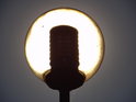 Lampa Sluncem prosvícená na pravém břehu Svratky pod silničním mostem u Komety.