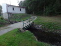 Železobetonový mostek přes mlýnský náhon nad Dalečínem.