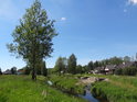 Svratka přijímá ve Svratce zleva potok Brodek, přitékající ze Svratouchu.