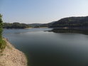 Za hladinou přehrady Vír na druhém břehu se nachází vyústění Nyklovského potoka.
