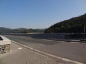 Silnice po koruně hráze přehrady Vír.