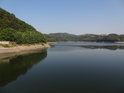 Hladina přehrady Vír viděná z hráze.
