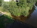 Nenápadný přátok Svratky nad silničním mostem přes Svratku, Tišnov, ul. Klášterská.